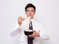 私よりもらってるくせに！　ケチ男が職場でやりがちな言動6つ！