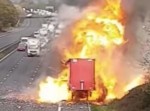 まさかの事故！　スプレー缶を大量積載したトラックが炎に…