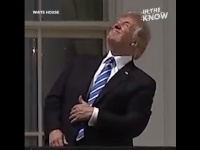 危険と言われても皆既日食を直視してしまうドナルド・トランプ大統領・・・【映像】