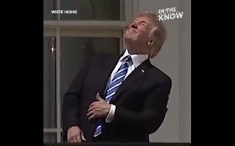 危険と言われても皆既日食を直視してしまうドナルド・トランプ大統領・・・【映像】