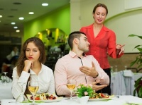 マジ、この男なに様なの!?　女子がデート中、彼の店員さんに対する態度に引いた理由5つ！