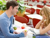 男性が、女友だちから「彼女持ちの人を好きになった」と相談されたときにするアドバイス5つ！
