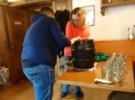 刺さらないのにはワケが！　ビール樽に無理矢理“飲み口”を刺そうとしたら…