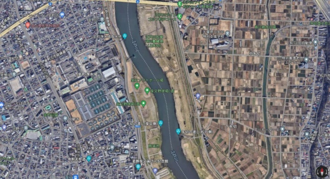 矢切の渡し周辺の航空写真。西側が柴又側、東側が松戸側 (C)Google