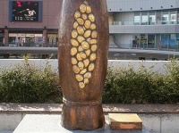 写真は水戸の納豆記念碑（kcomiidaさん撮影, Wikimedia Commons