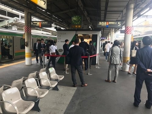 19日も赤羽駅ホームは賑わいを見せていた