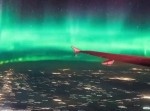 幻想的に輝く地平、飛行機から撮影された“オーロラ”が美しい