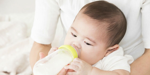 赤ちゃんにミルクをあげる