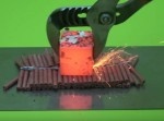 １０００℃超の鉄塊をお菓子・牛乳・爆竹に乗せてみた結果⇒