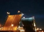 美しい夜景の中、跳ね橋の上部をよく見ると・・・？
