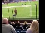 ゴール裏の客席にて、サッカーを観戦している女性が油断していると…？