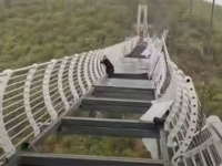 地上100メートルの吊り橋のガラスの床が強風で落下、観光客が立ち往生（中国）