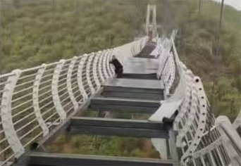 地上100メートルの吊り橋のガラスの床が強風で落下、観光客が立ち往生（中国）