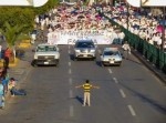 デモ団体の前に１人の少年が立ちはだかる…　彼の真意は！？