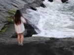 実は結構危なかった？　荒れる海辺を散歩中の女性がこの後…