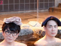 露天風呂で疲れを癒やす阿部敦（左）と鈴木達央（右）