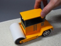なんてことを思いつくんだ...　子供が遊ぶと掃除はかどる「ロードローラーのコロコロ」が天才的