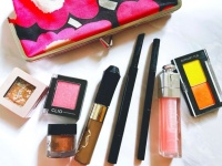 「自撮ラー」厳選！　メイクが盛れるポーチの中身