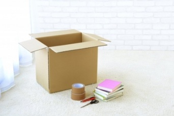 引っ越しは大仕事（画像はイメージ）