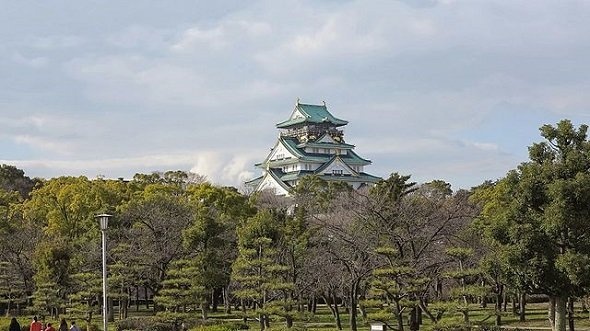 大阪城公園(Nyx Ningさん撮影、Wikimedia Commonsより)