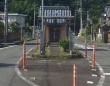 明らかに邪魔なのに、何故？　車道のド真ん中に「小さな神社」鎮座している理由とは