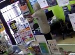マヌケ・・・（笑）　強盗が店内に閉じ込められて捕まる！