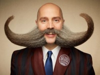 もはや”くちばし”レベル。立体造形がすぎるアメリカのヒゲ選手権の出場者たち