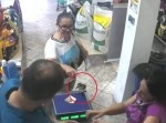 鳥が泥棒！？　レジに舞い降りた小鳥がお金を盗んで飛び去る珍事