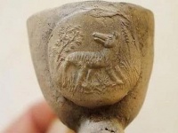 考古学者が「聖杯」と呼ぶタスマニアタイガーが描かれた200年前の粘土製パイプが偶然発見される（オーストラリア）