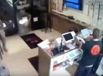 「いらっしゃいま…せ！？」　ピザ屋に正面から車ごとご来店。