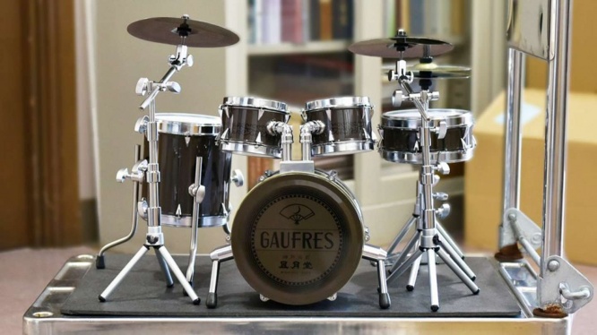 かっこいい...！（画像は「神戸風月堂」公式ツイッターより）