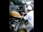 豪快すぎっ！　６０人前もの料理をドデカい中華鍋で一気に作る。