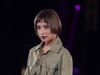 ラブリ、クールでクラシカルな秋の装いで登場