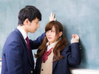 やん、誰かに見られちゃう……!?　女子が今までに一番興奮したキス4パターン！