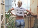 エロすぎる散歩…　ジーンズのボディーペイントをして街を歩く美女