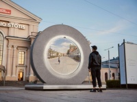 SF映画のようだ。離れた都市と都市をつなげる円形のポータルが登場（リトアニア・ポーランド）