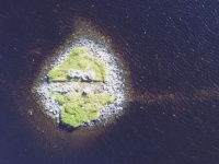スコットランドの湖に浮かぶ謎の人工島「クラノグ」に新事実。5600年以上前に作られたものだった（イギリス研究）
