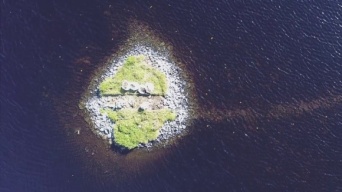 スコットランドの湖に浮かぶ謎の人工島「クラノグ」に新事実。5600年以上前に作られたものだった（イギリス研究）