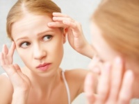 【皮膚科医が監修】「おでこニキビ」の原因と治し方