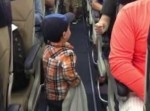 みんなメロメロ！　会う人に“拳タッチ”する男の子がキュート