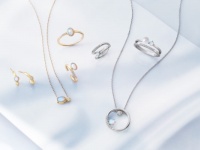 「４℃ 2022 Christmas Collection」今年のテーマは「True White」。ホワイトストーンの上品なジュエリー