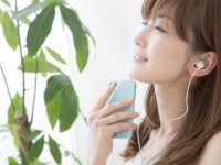 感傷に浸ったっていいじゃない！　女性が失恋したとき「聞きたくなる曲」って？