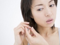 「枝毛」VS「アホ毛」！　ガッカリされる女性の髪はどっち？　男性の答えは……