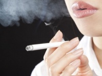 「タバコを吸う女性」or「ギャンブルをする女性」！　男性が“残念”認定するのはどっち？