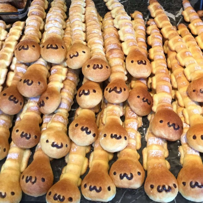 「アンティークワールド」は、人間のすむ街とふしぎなドアで繋がる、ふしぎな世界。とある街のパン屋にある秘密の扉の奥に、ふしぎな生きものたちが暮らす、ふしぎな世界が広がっている。（画像はオールハーツ・カンパニー提供）