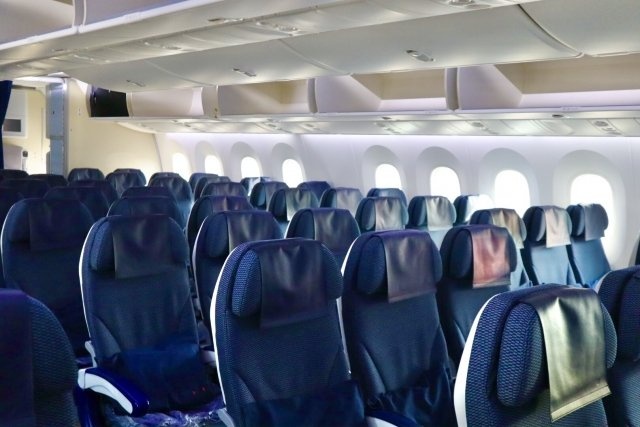 「飛行機で勝手に座席をチェンジするおばさん。仲間にも声をかけ、好き勝手に振る舞いはじめ...」（大阪府・40代女性）