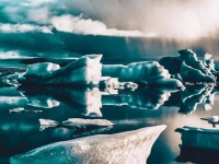 南極「終末の氷河」は崩壊寸前、爪の先で持ちこたえていると科学者