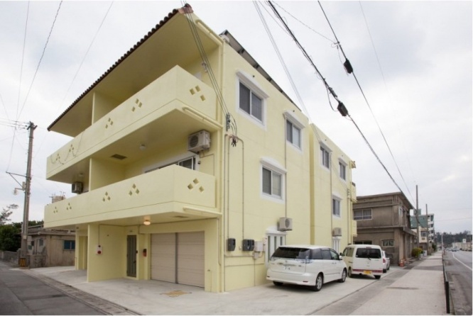 ララサンサンシャインの外観。部屋は手前角の1階から3階まで(かりゆしグループの許可を得て転載)