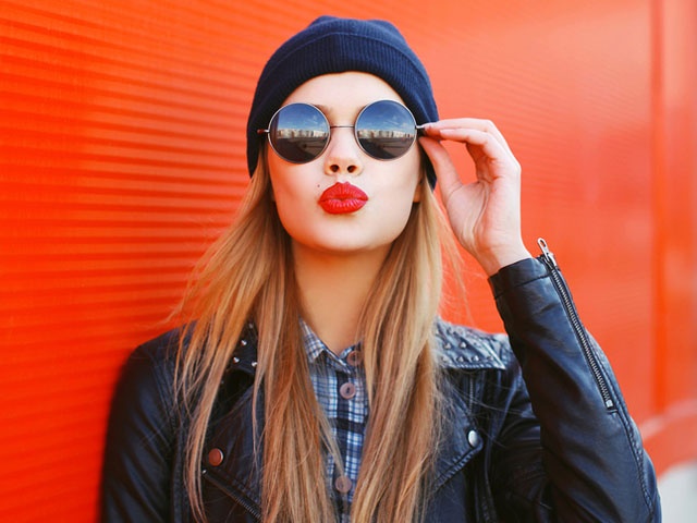 サングラスをかけた女性