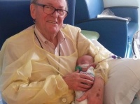 集中治療室の新生児を14年間抱っこして癒し続けたボランディア男性が86歳で逝去（アメリカ）